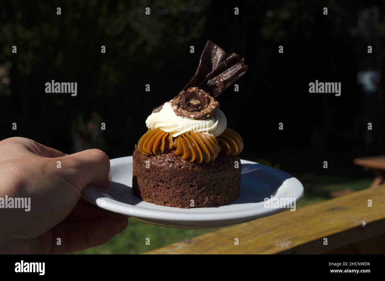 Individueller Marquise-Kuchen auf einem Teller. Dessert wird in einem Café im Freien serviert Stockfoto