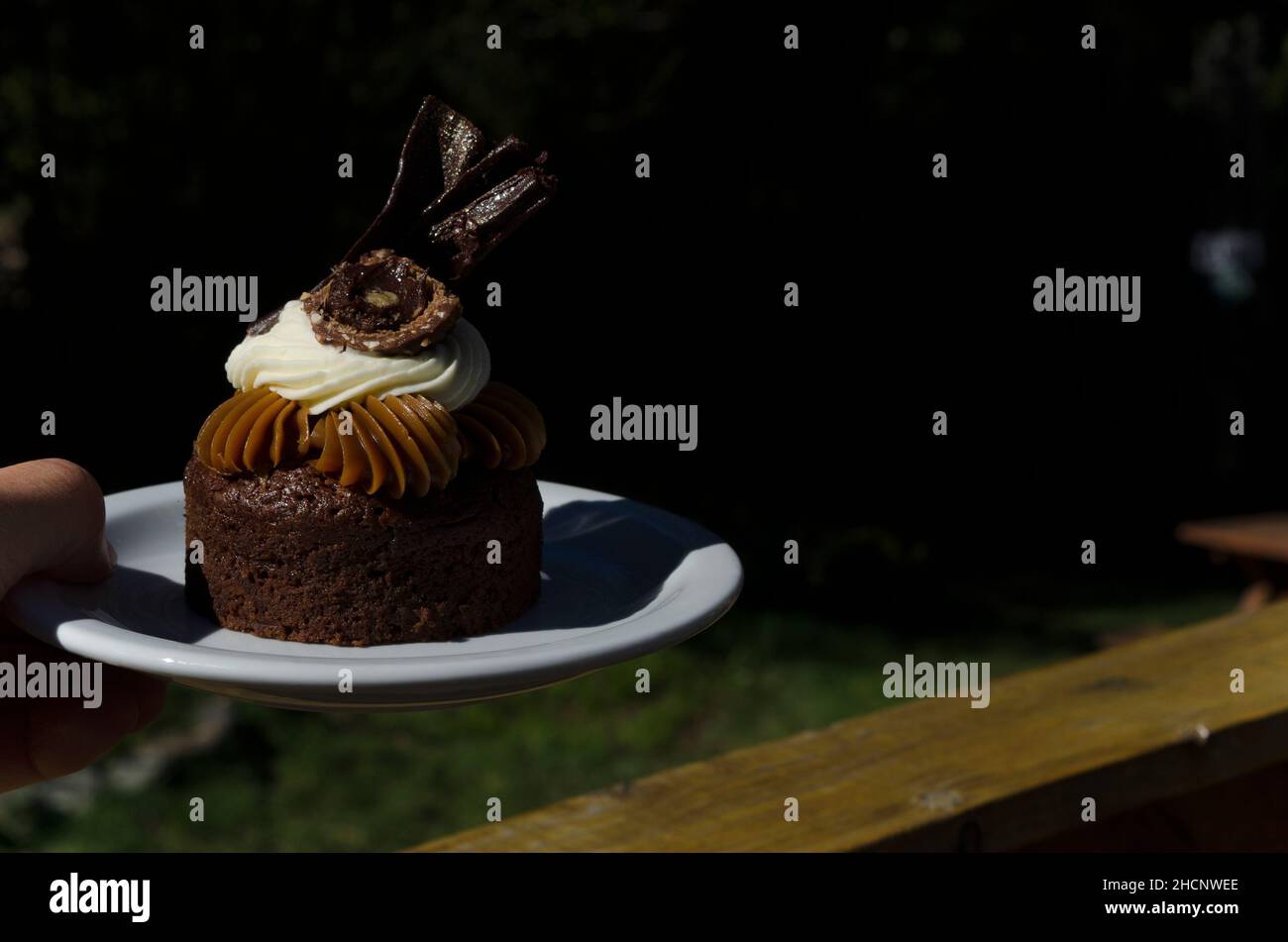 Individueller Marquise-Kuchen auf einem Teller. Dessert in einer Cafeteria im Freien. Süßgebäck-Dessert Stockfoto