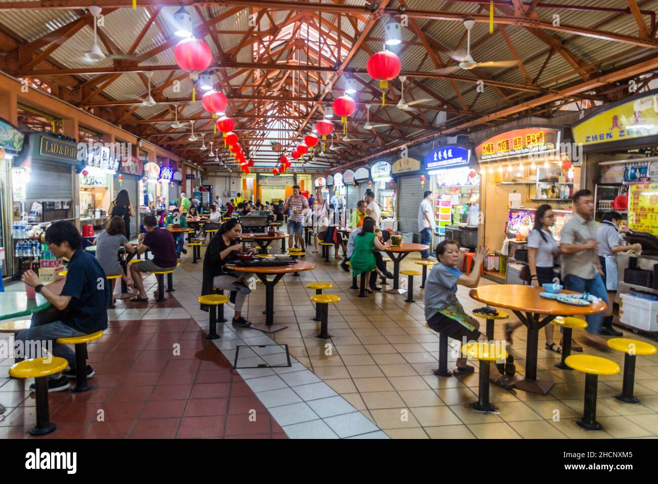 SINGAPUR, SINGAPUR - 12. MÄRZ 2018: Maxwell Food Center, Chinatown Hawker Center in Singapur. Stockfoto