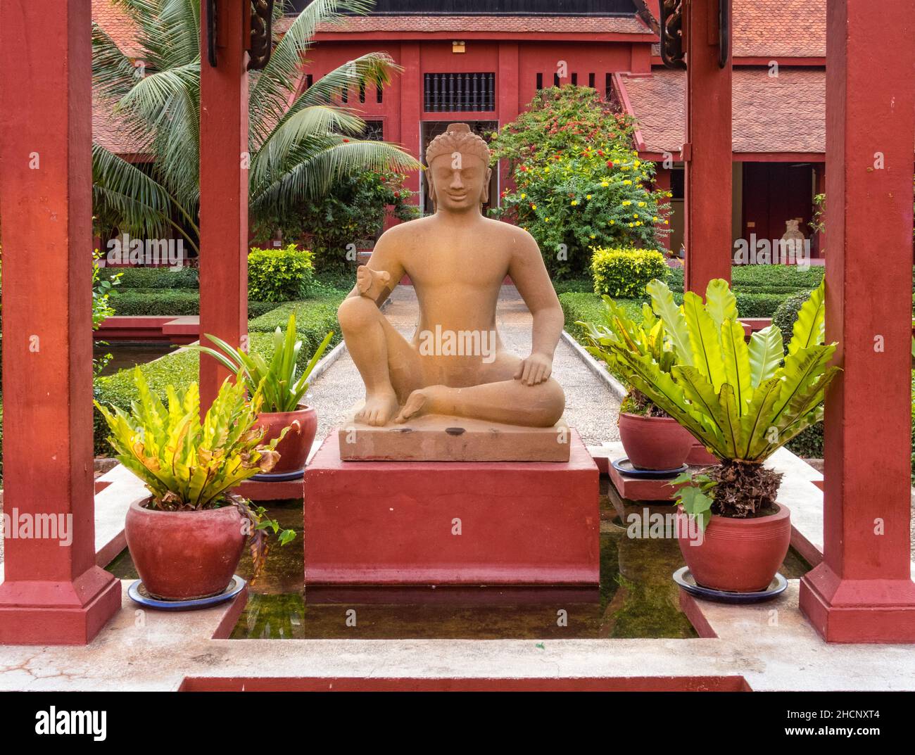 Steinstatue des Leprakönigs im Garten des Nationalmuseums von Kambodscha - Phnom Penh, Kambodscha Stockfoto