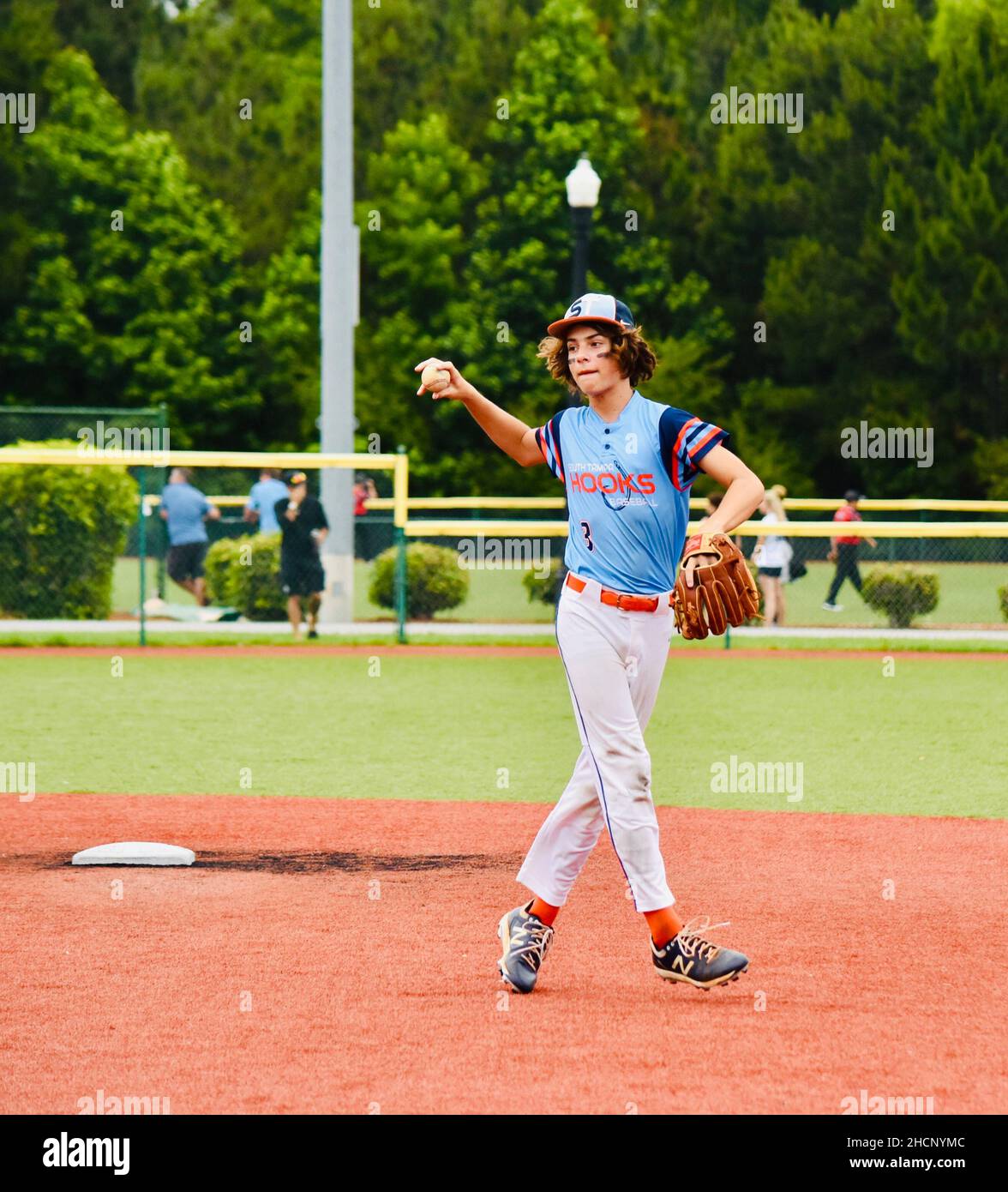 Baseballspieler wirft einen Wurf ins Feld Stockfoto