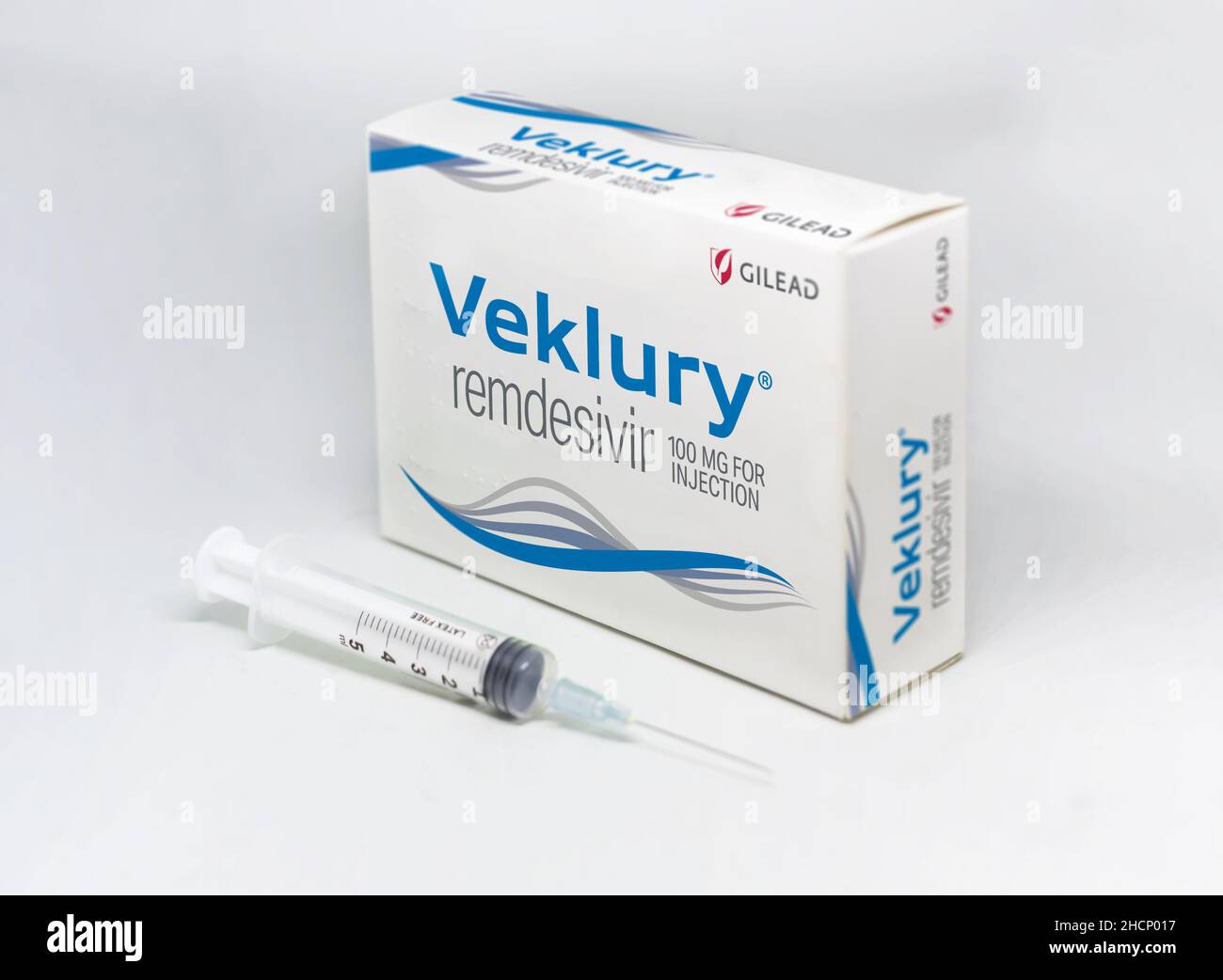 Foster City, CA, USA, Dezember 2021: Eine Spritze neben der Gilead Veklury Remdesivir Covid-19 Behandlungsbox, isoliert auf weißem Hintergrund. Gesundheit und Stockfoto