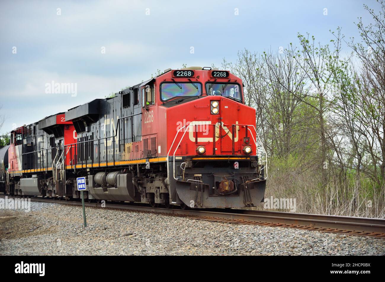 Barrington, Illinois, USA. Die Lokomotiven der Canadian National Railway führen einen Güterzug durch einen ländlichen Abschnitt im Nordosten von Illinois. Stockfoto