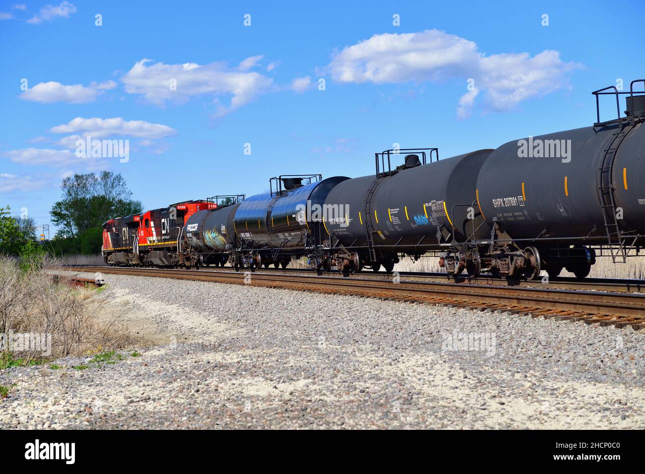 Hoffman Estates, Illinois, USA. Zwei Lokomotiven der Canadian National Railway führen einen Güterzug mit Tankwagen an. Stockfoto