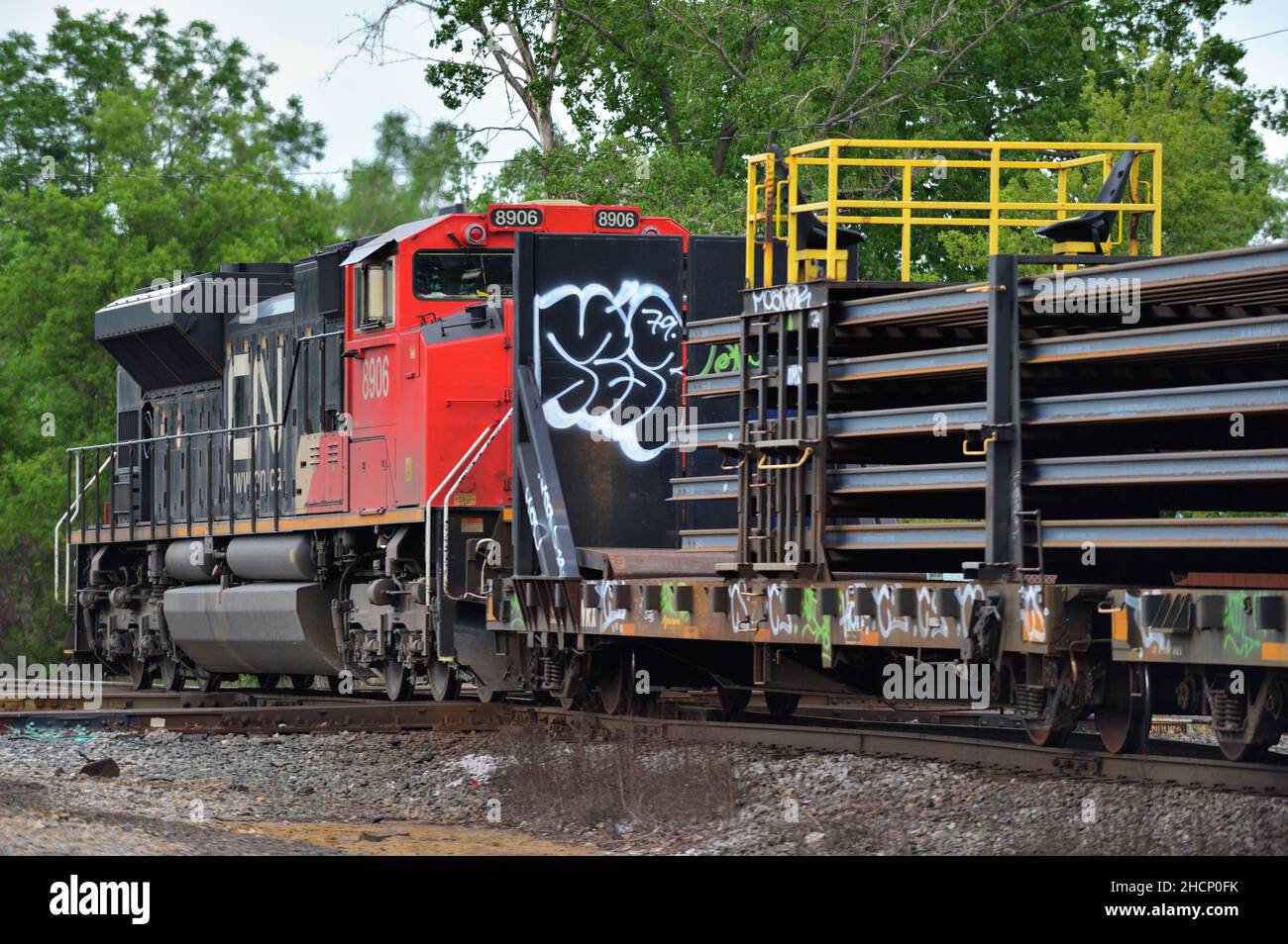 Bartlett, Illinois, USA. Eine Lokomotive der Canadian National Railway führt einen Güterzug von Eisenbahnstrecken nach Norden durch Spaulding Junction. Stockfoto