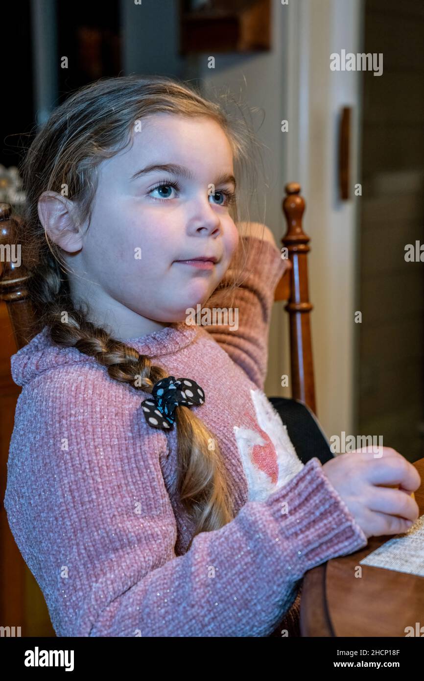 Issaquah, Washington, USA. 5-jähriges Mädchen, das am Tisch sitzt und nachdenklich aussieht. (MR) Stockfoto