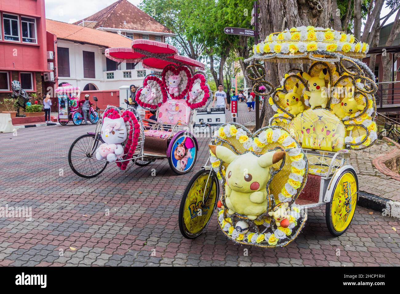 MALACCA, MALAYASIA - 19. MÄRZ 2018: Bunte Rikschas im Zentrum von Malacca Melaka . Stockfoto