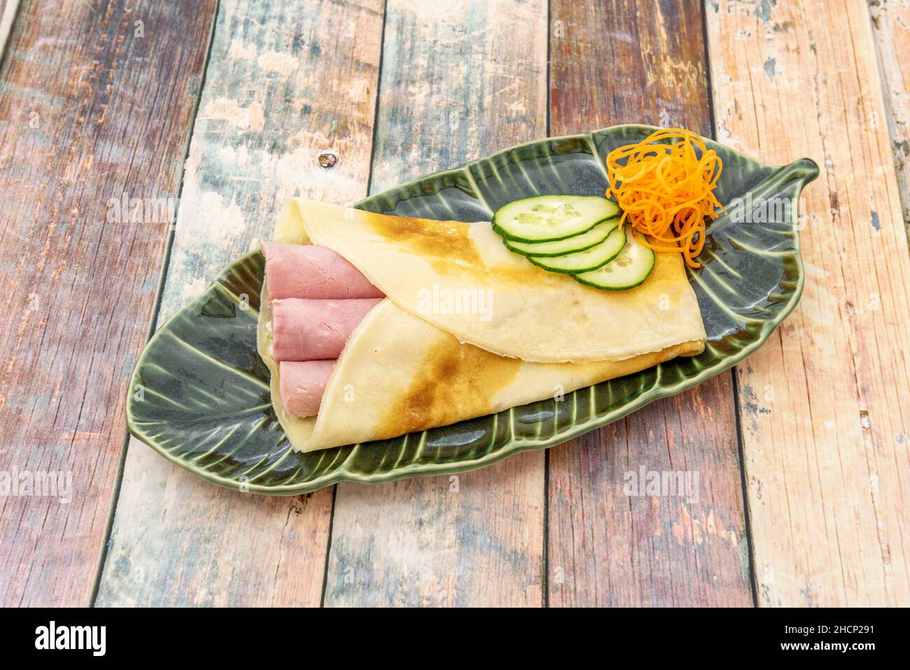 Es wird in der Regel als Basis für ein Gericht oder Dessert serviert, wobei alle Arten von süßen oder salzigen Zutaten, in diesem Fall mit gekochtem Schinken, verwendet werden. Stockfoto