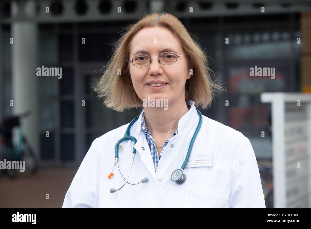 Greifswald, Deutschland. 17th Dez 2021. Vor der Kinderklinik steht Almut Meyer-Bahlburg, Oberarzt an der Kinderklinik des Universitätsklinikums Greifswald (UMG). Nach einer Studie des Universitätsklinikums Greifswald (UMG) ist die Zahl der nicht erkannten Coronainfektionen bei Kindern und Jugendlichen in Vorpommern weiterhin gering. Quelle: Stefan Sauer/dpa/Alamy Live News Stockfoto