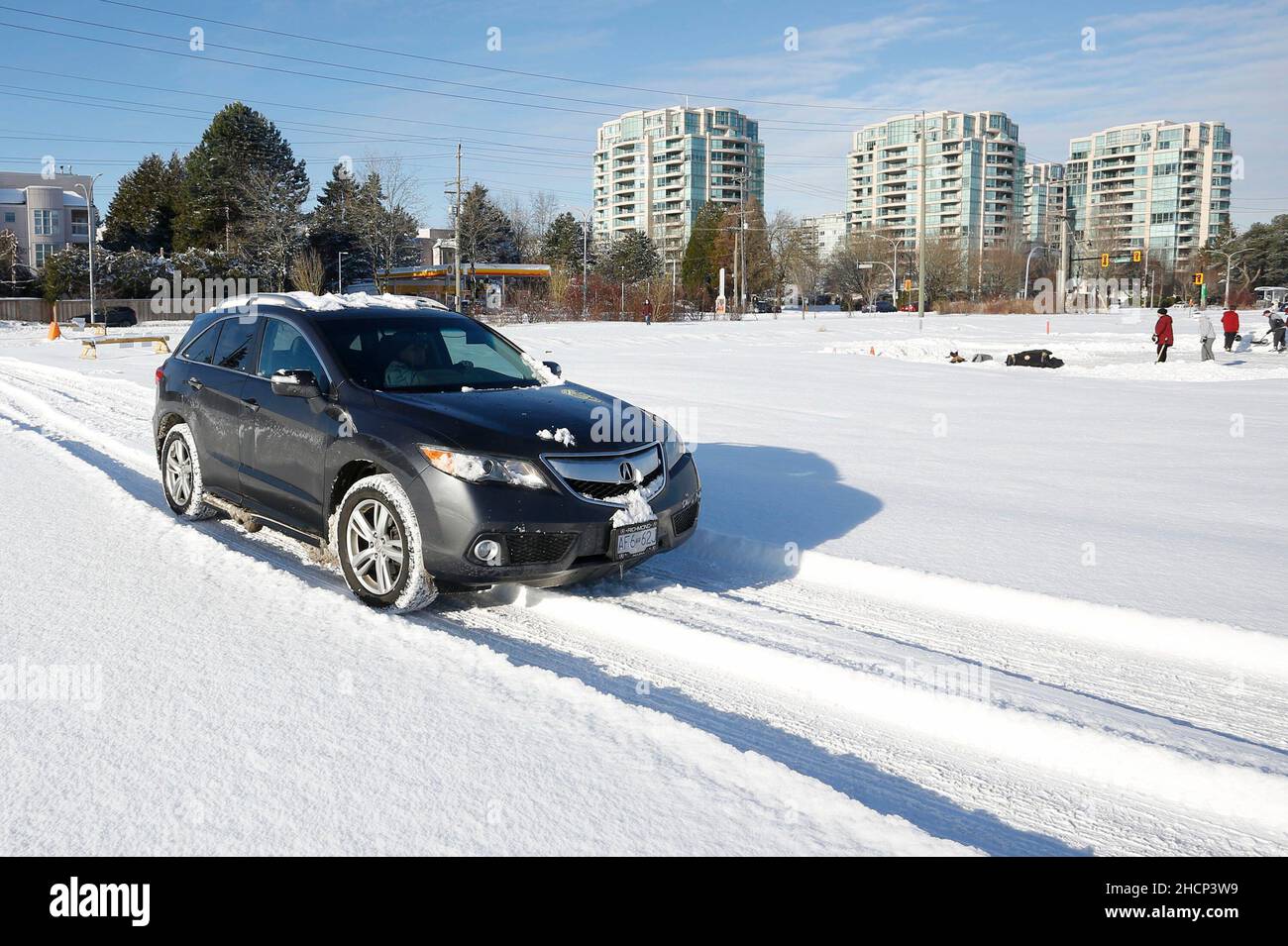 Vancouver, Kanada. 30th Dez 2021. Nach einem nächtlichen Schneefall in Richmond, British Columbia, Kanada, fährt am 30. Dezember 2021 ein Auto auf dem Schnee. Starker Schneefall hat die Region Metro Vancouver am Donnerstag überschüttet. Quelle: Liang Sen/Xinhua/Alamy Live News Stockfoto