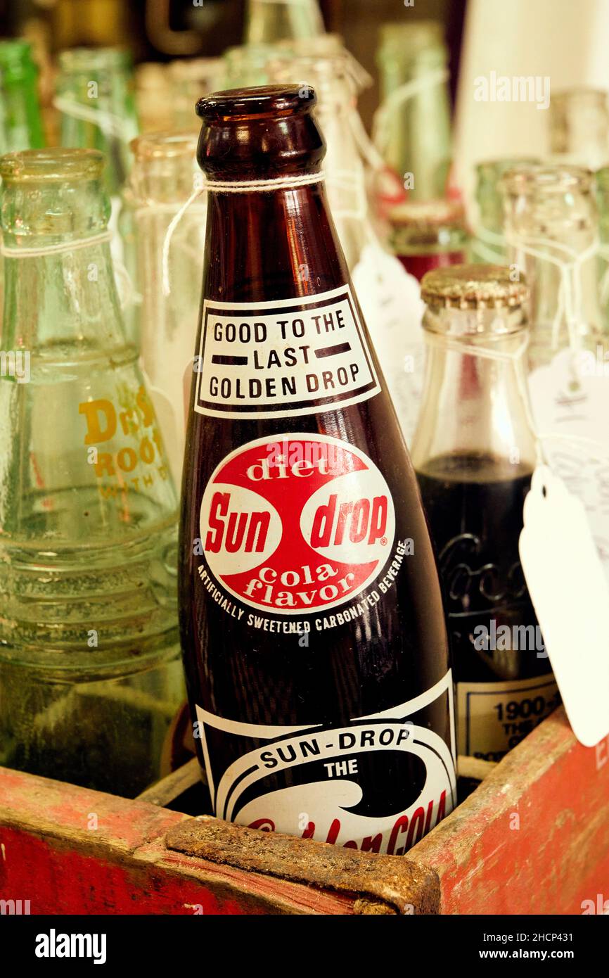 Vintage alte Diet Sun Drop Cola Flavour leere Flasche in einem Antiquitätengeschäft in Luverne Alabama, USA. Stockfoto