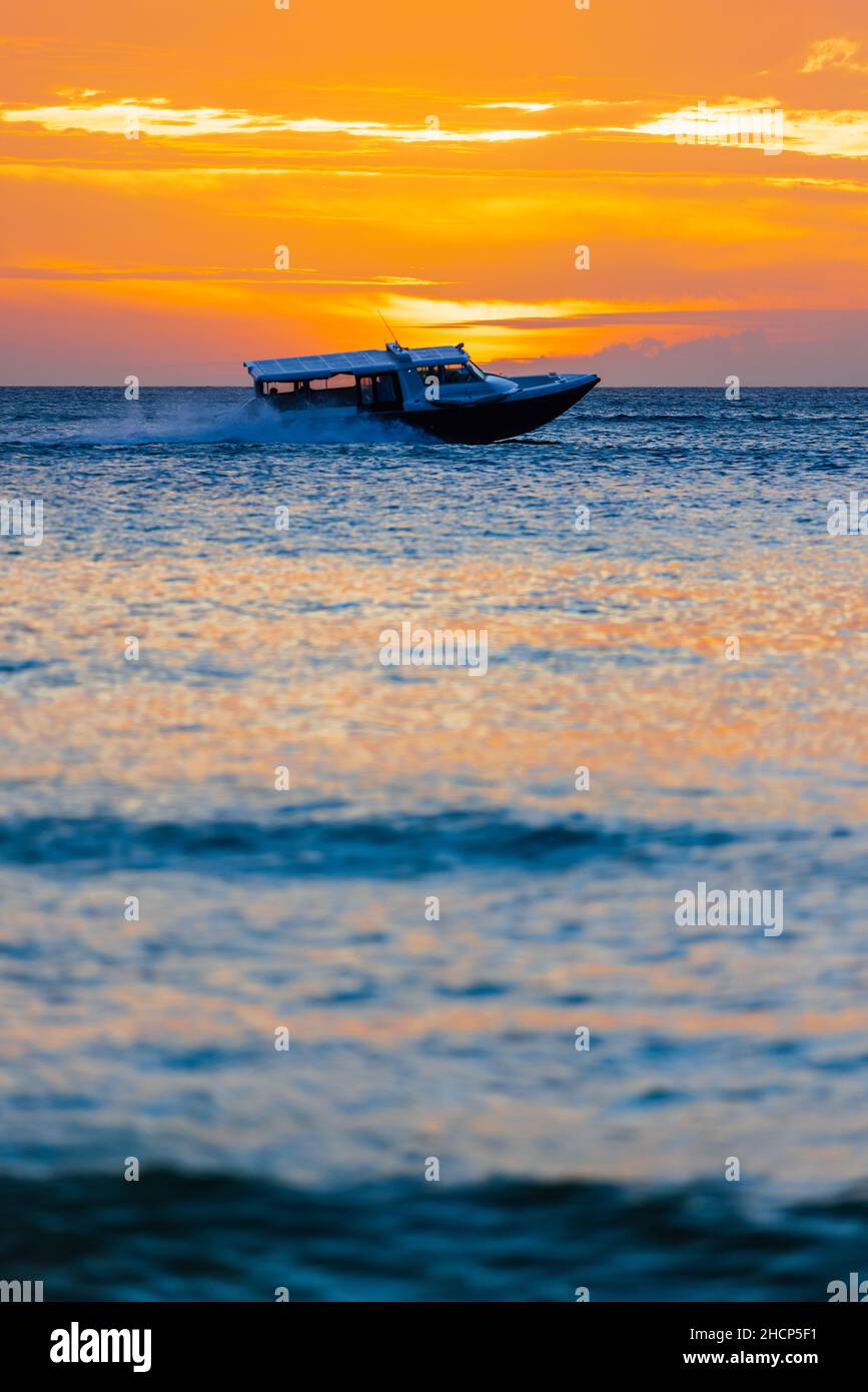 Goldene Skyline bei Sonnenuntergang mit Segelbooten in Boracay, Aklan, Philippinen Stockfoto