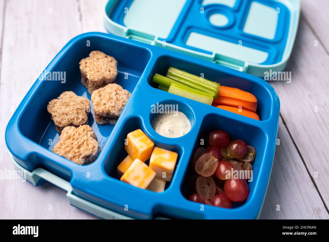 Bento-Box-Set für das Mittagessen in der Kinderschule, Optionen für gesunde  Ernährung für Kleinkinder und kleine Kinder. Fingerfood Mittagsideen für  Kinder Stockfotografie - Alamy
