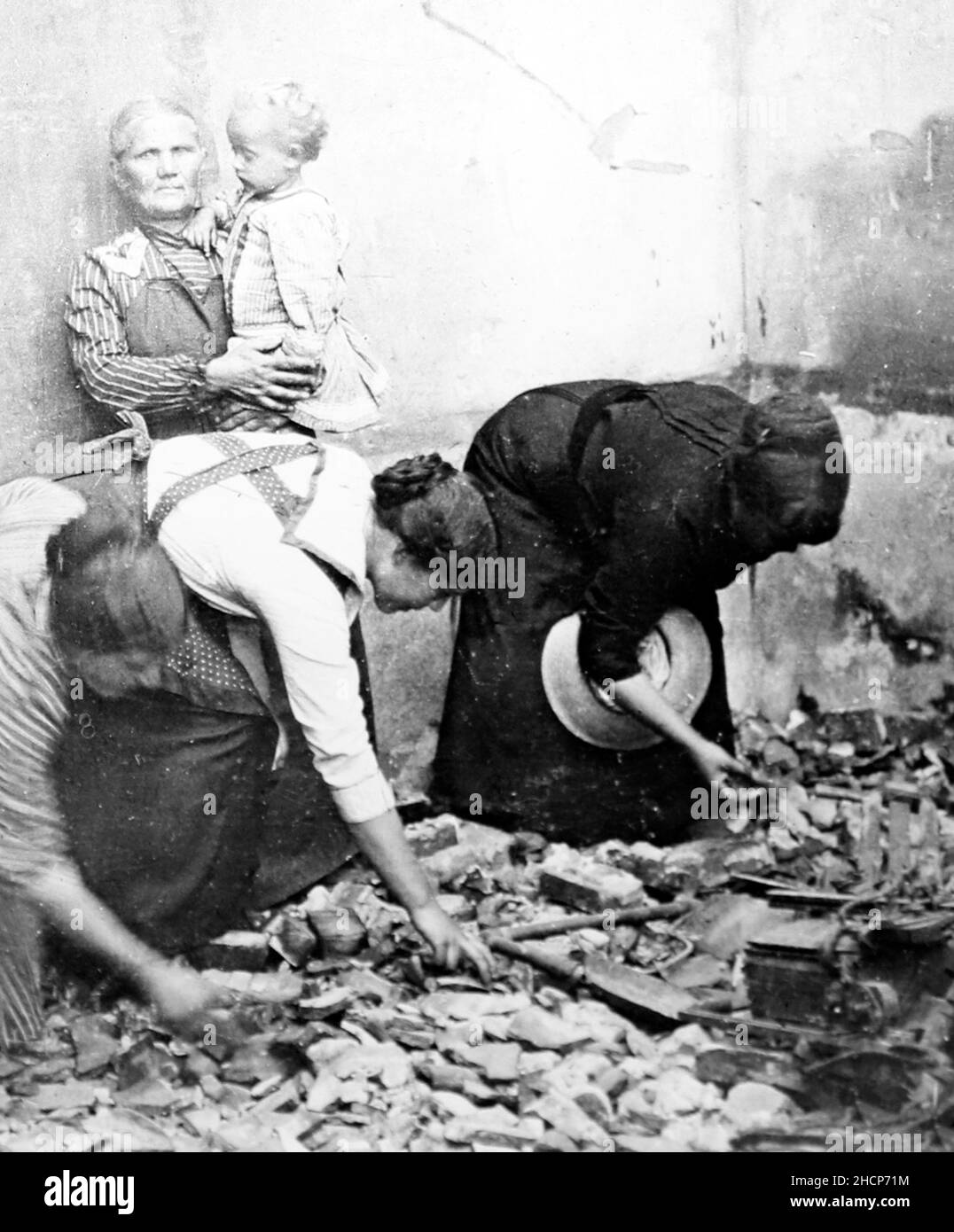 Französische Frauen suchen während des Ersten Weltkriegs durch Ruinen Stockfoto
