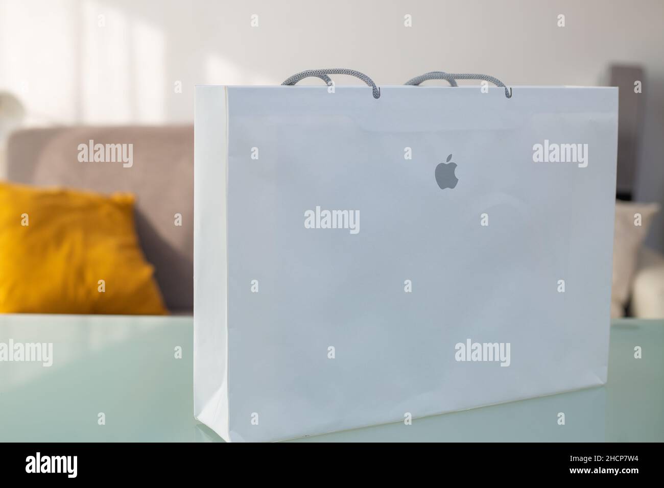 Bologna, Italien: 11. November 2021.Auspacken des neuen Apple MacBook Pro 14 M1 Pro 2021 Laptops aus dem Kasten heraus. Neuer Laptop in Apfelverpackung auf dem Tisch Stockfoto