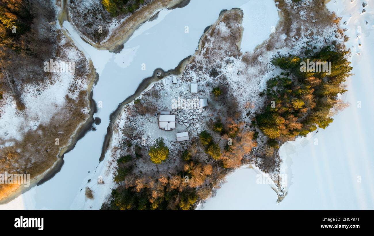 Luftaufnahme eines kleinen schwedischen Dorfes mit Inseln und Wäldern an der Ostseeküste im Winter. Drohnenfotografie - Winter in Gavleborg County, A Stockfoto