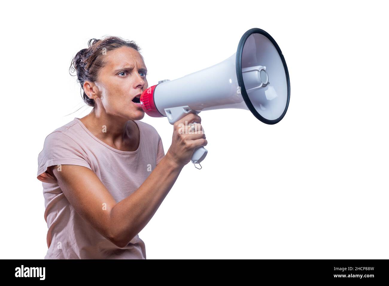 Eine Erwachsene Frau, die in Lautsprechern auf weißem Hintergrund schreit Stockfoto