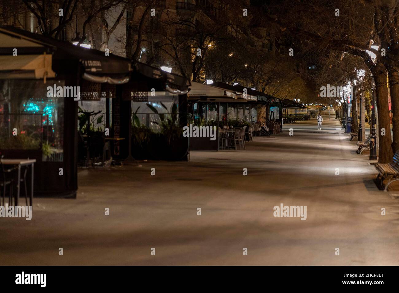 Barcelona, Spanien. 29th Dez 2021. Ein Bürger geht während der Ausgangssperre in Barcelona, Spanien, am 29. Dezember 2021 auf einer Straße. Quelle: Joan Gosa/Xinhua/Alamy Live News Stockfoto