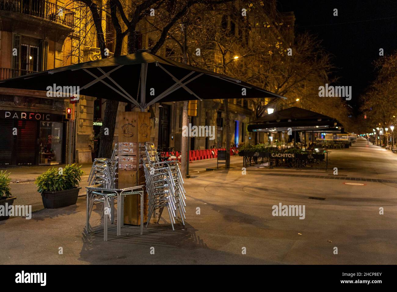 Barcelona. 29th Dez 2021. Das am 29. Dezember 2021 aufgenommene Foto zeigt die Nachtansicht während der Sperrstunde in Barcelona, Spanien. Quelle: Joan Gosa/Xinhua/Alamy Live News Stockfoto
