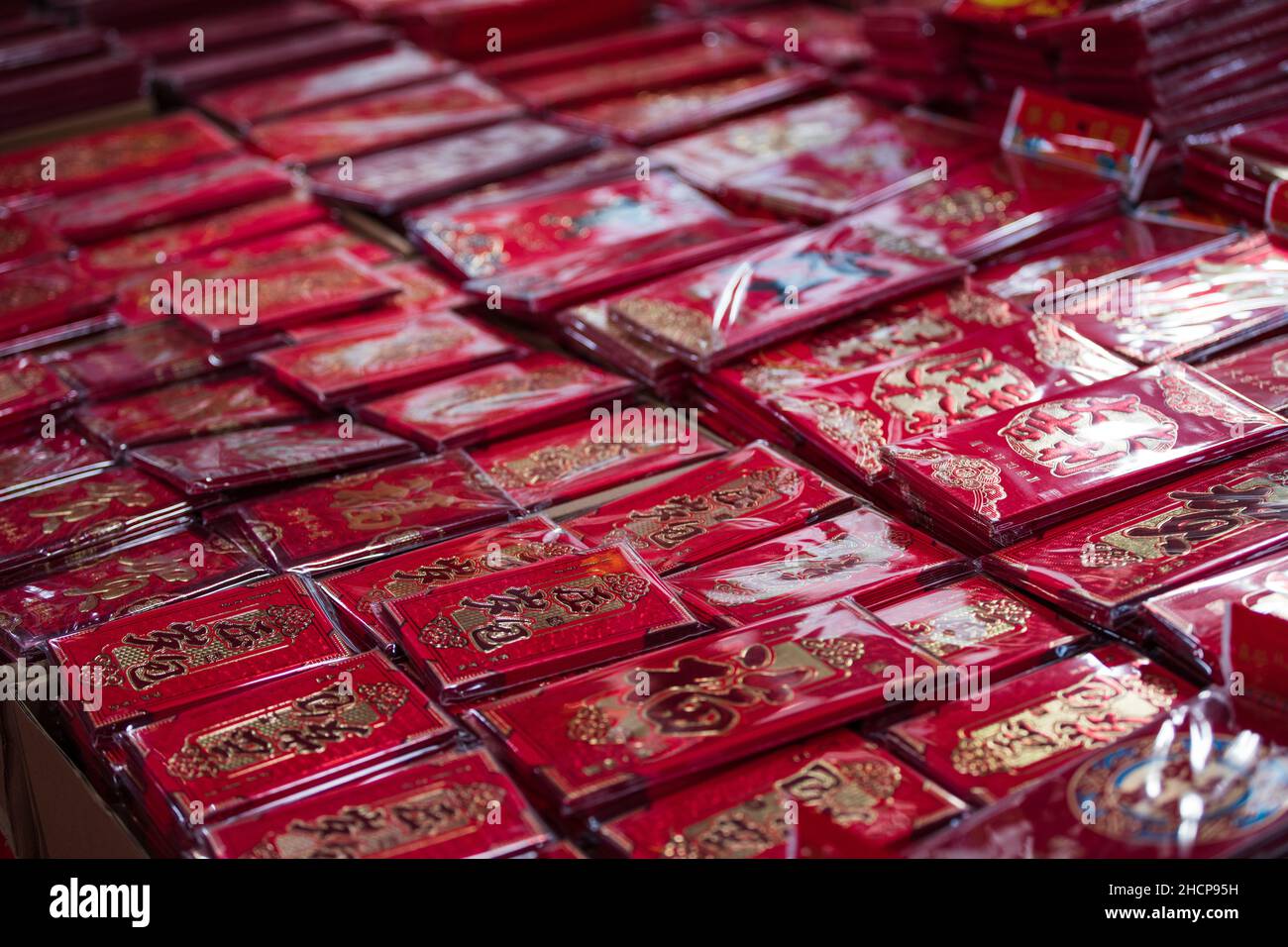 Chinesisches Neujahr 2022 rote Laternen und Dekorationen auf einem lokalen Markt für das Tigerjahr. Stockfoto