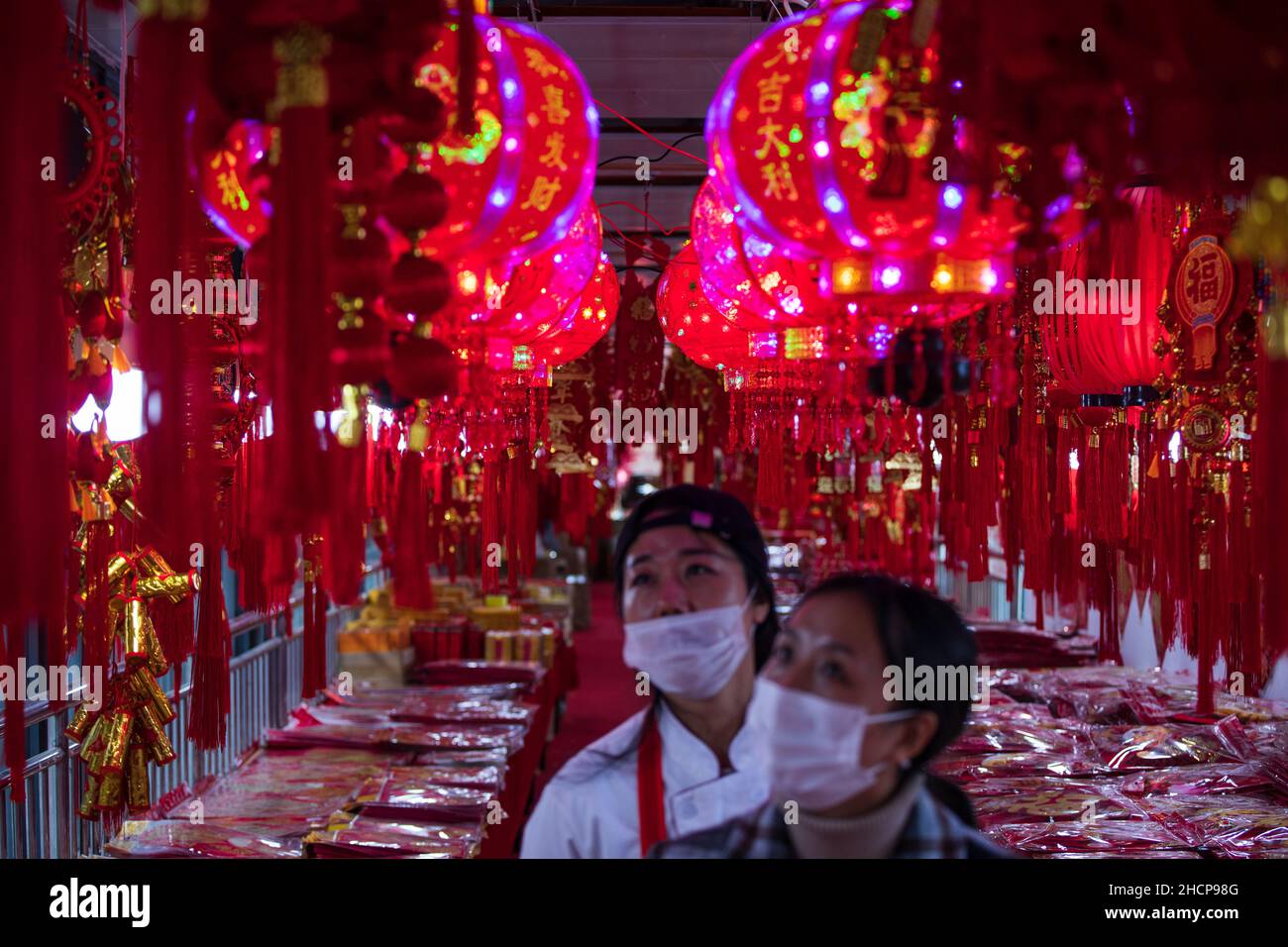 Chinesisches Neujahr 2022 rote Laternen und Dekorationen auf einem lokalen Markt für das Tigerjahr. Stockfoto