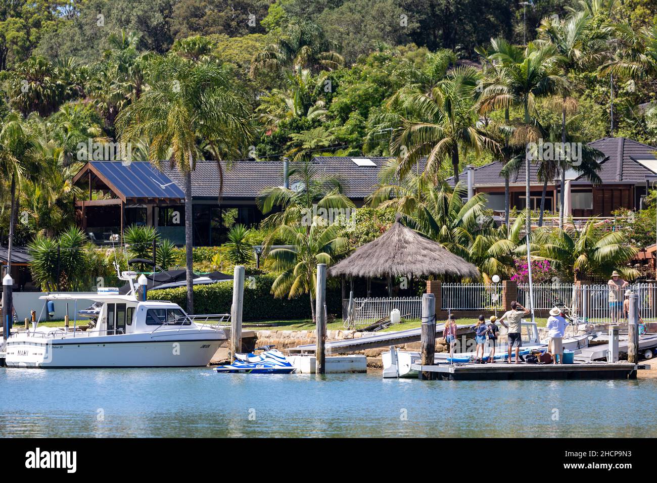 Teure Häuser am Wasser in Sydney mit eigenem Steg und Werften mit Booten und Yachten im Vorort von Sydney, Newport auf Pittwater, Australien Stockfoto
