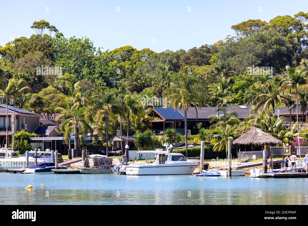 Teure Häuser am Wasser in Sydney mit eigenem Steg und Werften mit Booten und Yachten im Vorort von Sydney, Newport auf Pittwater, Australien Stockfoto