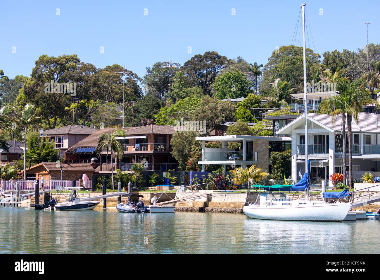 Teure Häuser am Wasser in Sydney mit eigenem Steg und Werften mit Booten und Yachten im Vorort von Sydney, Newport auf Pittwater, Australien Stockfoto