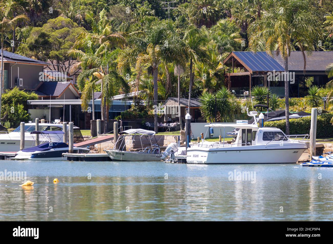 Teure Häuser am Wasser in Sydney mit eigenem Steg und Werften mit Booten und Yachten im Vorort von Sydney, Newport auf Pittwater, Australien Stockfoto