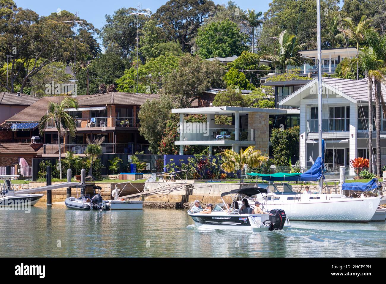 Teure Häuser am Wasser in Sydney mit eigenem Steg und Werften mit Booten und Yachten im Vorort von Sydney, Newport auf Pittwater, Australien Stockfoto