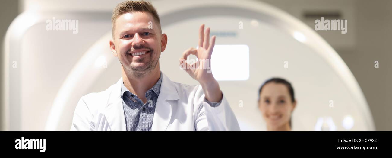 Arzt und Patient führen CT, MRT oder PET medizinische Untersuchung im Labor des modernen Krankenhauses Stockfoto