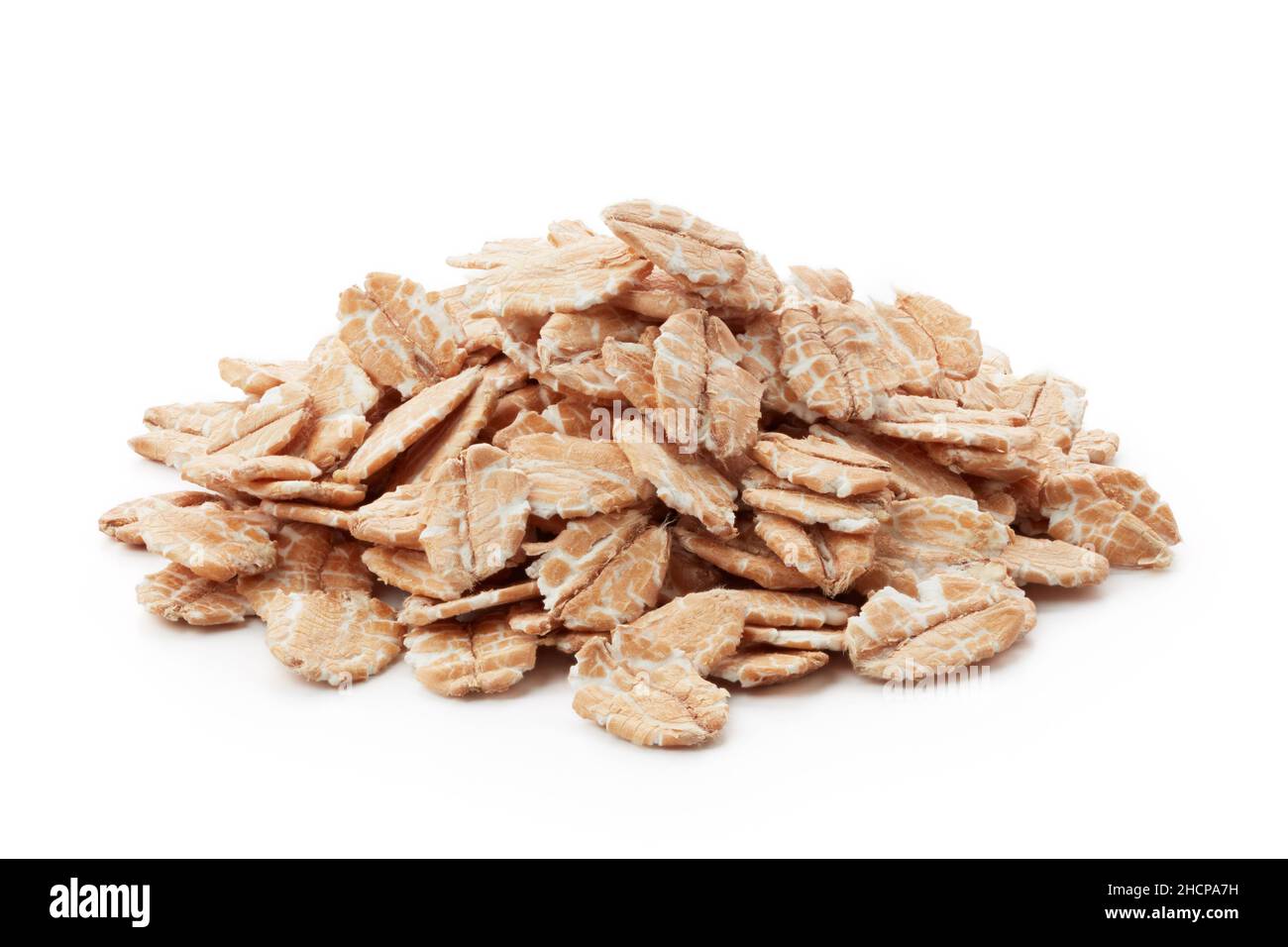 Haufen Dinkelflocken isoliert auf weiß Stockfoto