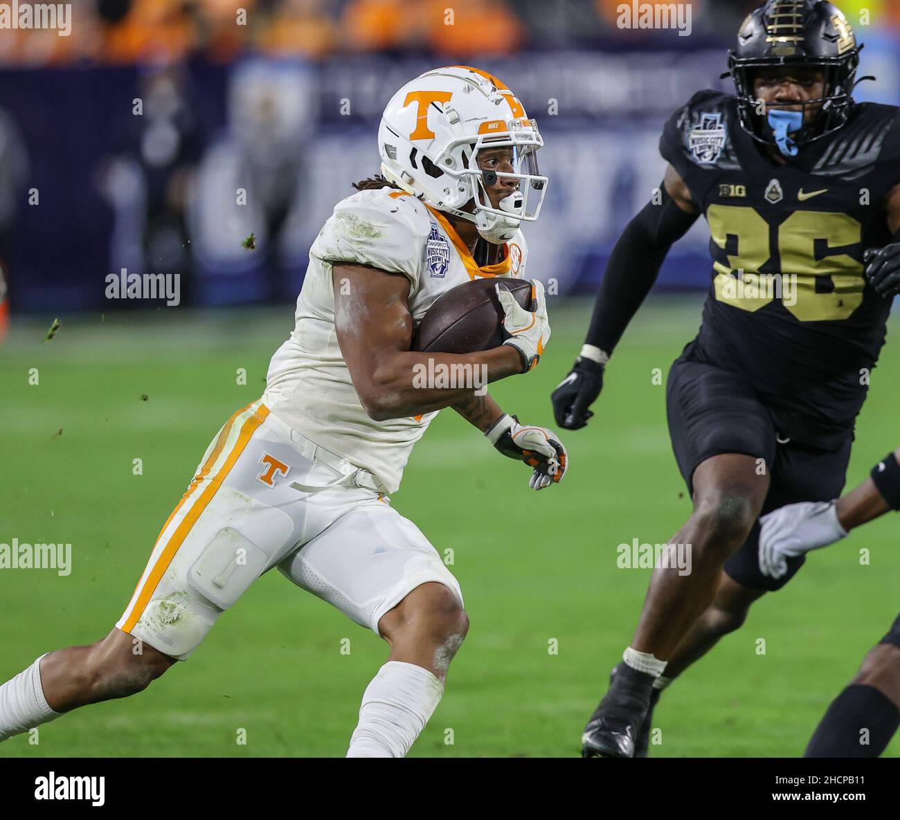 30. Dezember 2021: Tennessees Velus Jones Jr. #1 Darts während des Fußballspiels TransPerfect Music City Bowl zwischen den Purdue Boilermakers und den Tennessee Volunteers im Nissan Stadium in Nashville, TN. Kyle Okita/CSM Stockfoto