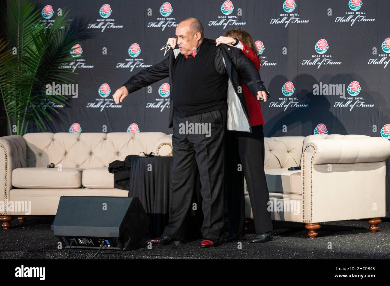 Anthony Davis (USC) erhält seine Rose Bowl Hall of Fame Jacke von Laura Farber, Präsidentin von Pasadena Tournament of Roses, während der Rose Bowl Hall of Stockfoto