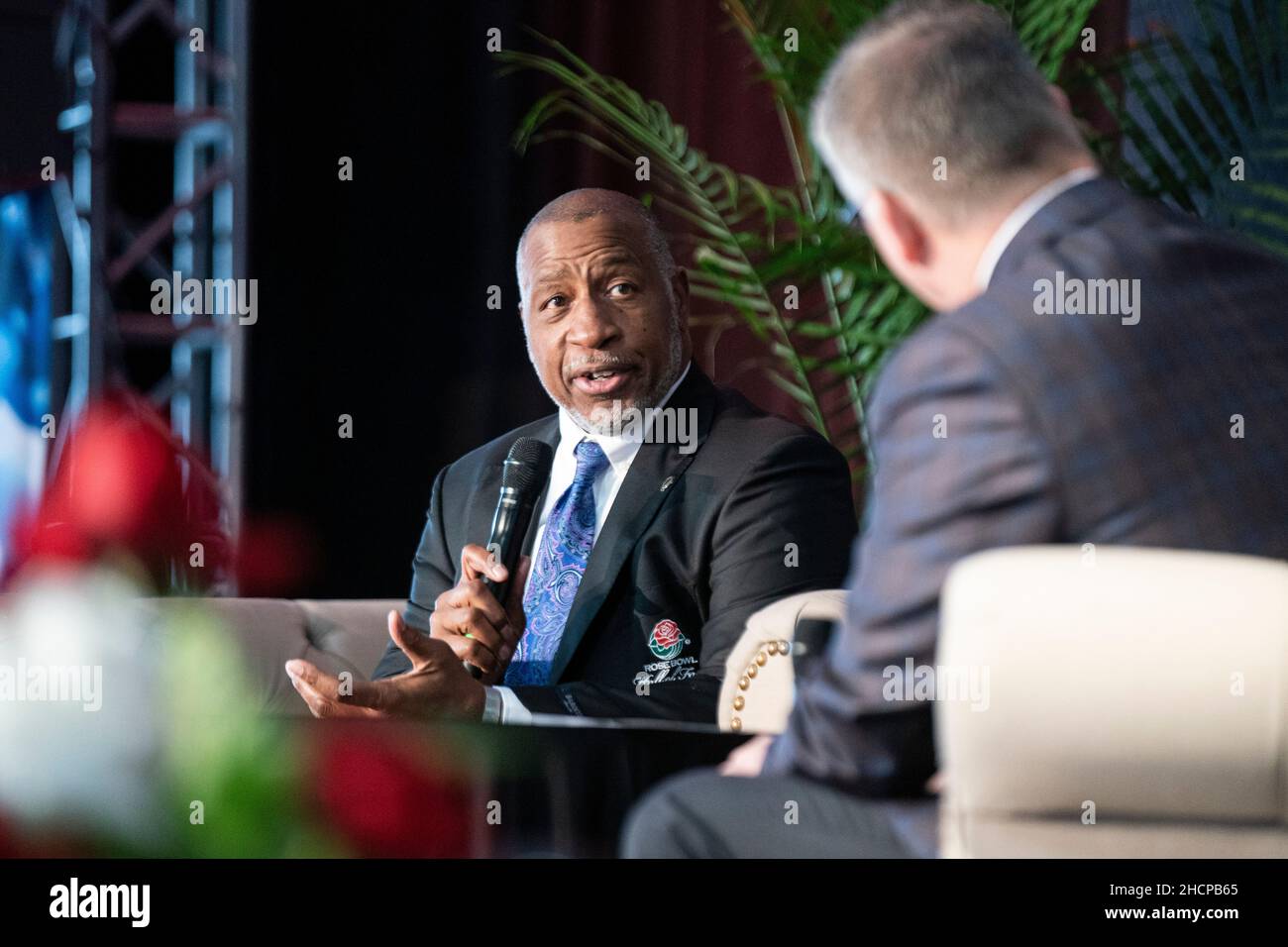 Ron Simpkins (Michigan) spricht mit dem ESPN-Sportcenter-Anker John Anderson während der Induktionszeremonie der Rose Bowl Hall of Fame am Donnerstag, den 30. Dezember 20 Stockfoto