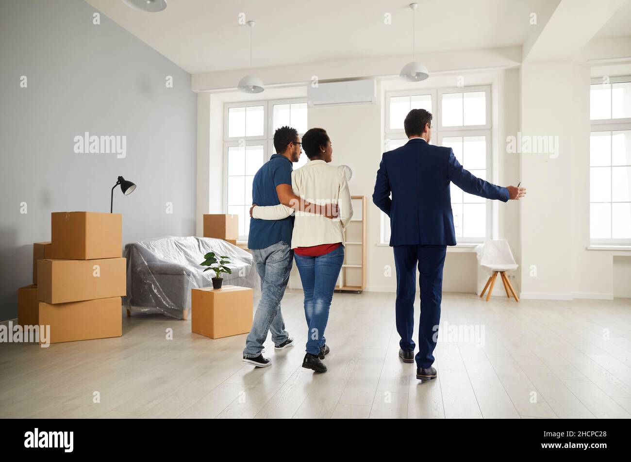 Man realtor zeigen ein neues Zuhause für zwei Kunden Stockfoto