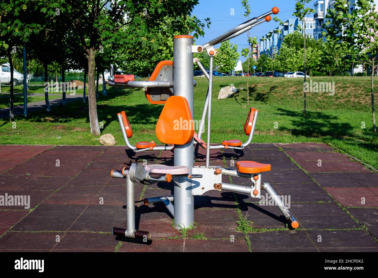 Outdoor-Fitnessgerät in einem Stadtpark für Sport und Aktivitäten, in Bukarest, Rumänien Stockfoto