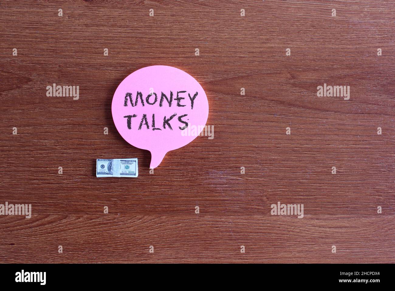 Geld- und Finanzkonzept. Draufsicht auf Banknote und Sprechblase mit Text MONEY TALKS. Stockfoto
