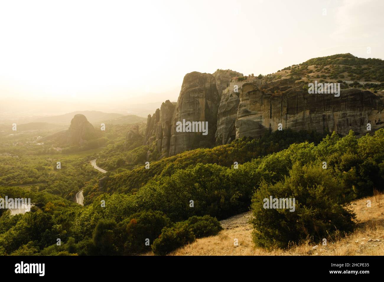 Die Meteora ist eine Gesteinsformation in Zentralgriechenland, die beherbergt Einer der größten und am meisten steil gebauten komplexe Östliche orthodoxe Klöster Stockfoto