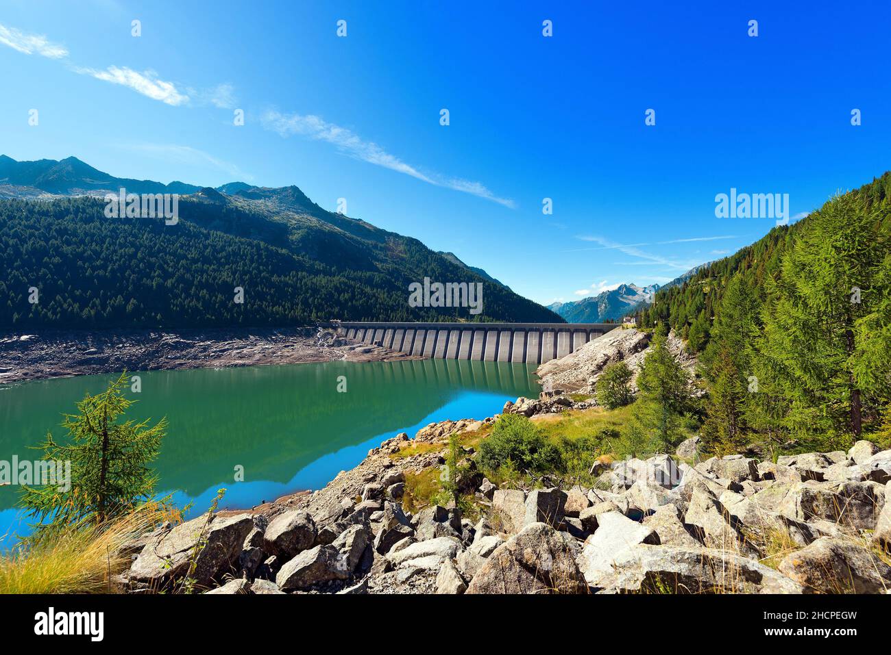 Bissina-Talsperre (1952-1962). Gerader Betondamm (563 m Länge) im Nationalpark Adamello Brenta. Trentino-Südtirol, Italien, Europa. Stockfoto