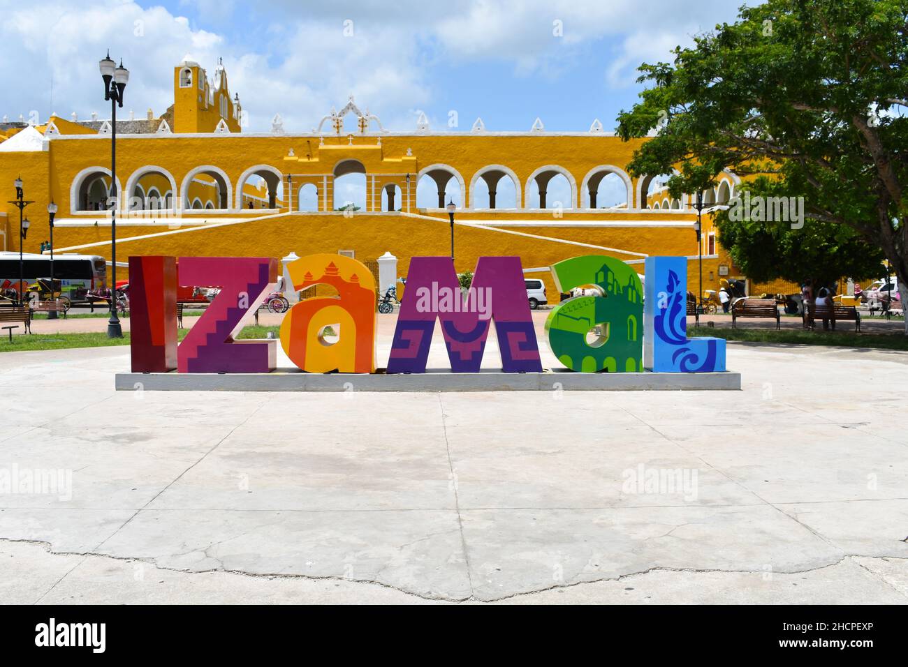 IZAMAL , MEXIKO 31. Mai , 2018 die bunten Buchstaben der Stadt Izamal vor dem Franziskanerkloster Stockfoto