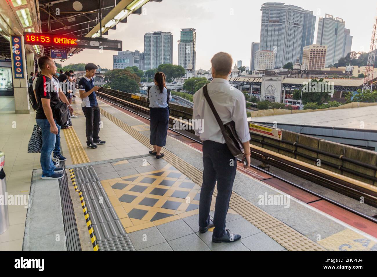 KUALA LUMPUR, MALAYSIA - 23. MÄRZ 2018: Bahnsteig des LRT-Bahnhofs Pasar Seni in Kuala Lumpur, Malaysia Stockfoto