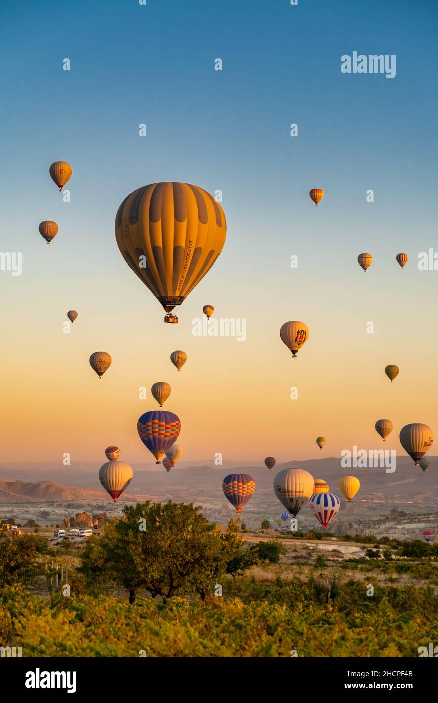 Ballon Ride Experience in Capadoccia, Türkei. Schweben Sie über die atemberaubenden Wahrzeichen und vulkanischen Spitzen von Kappadokien! Stockfoto