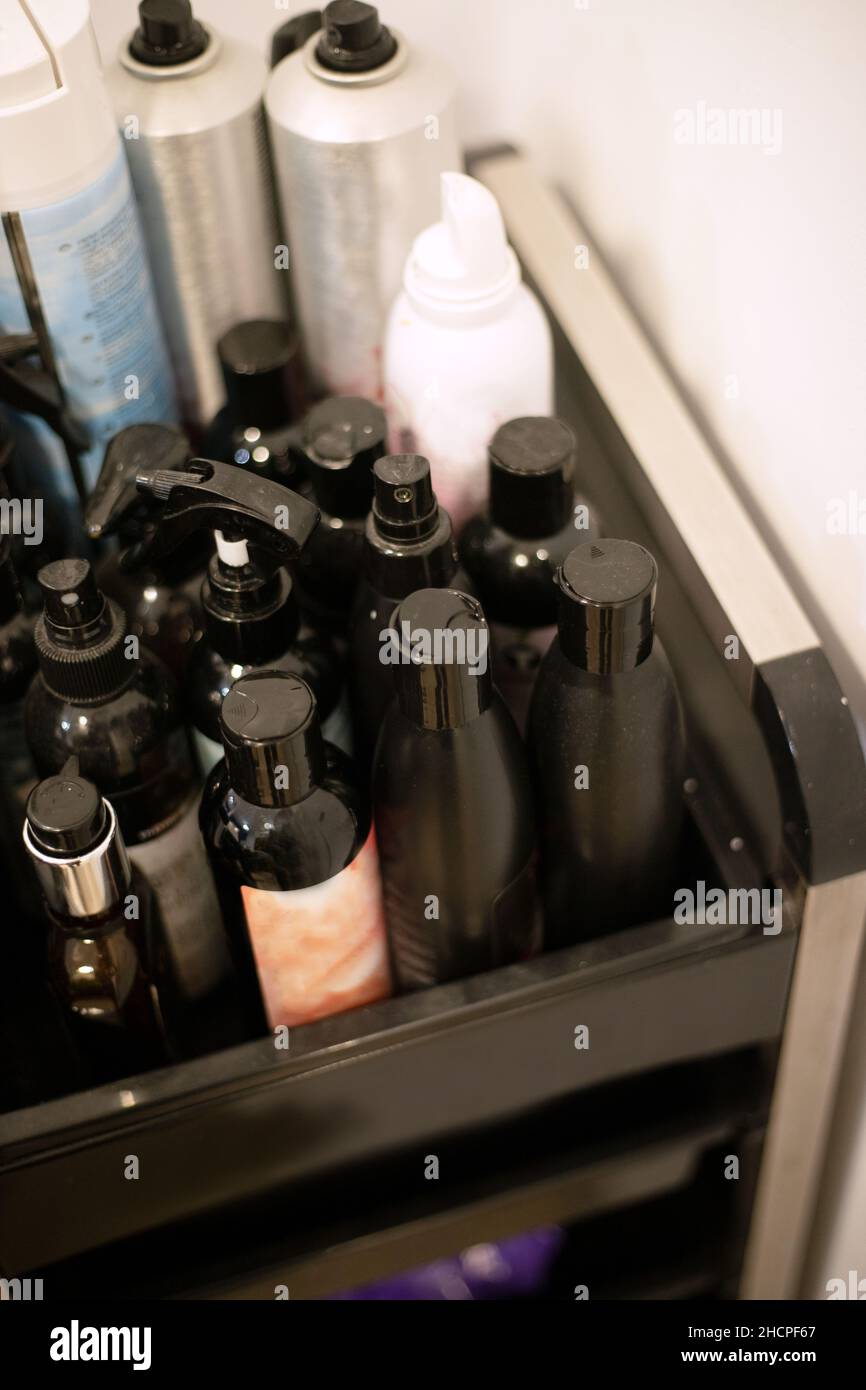 Flasche Haarprodukte im Friseursalon Stockfoto