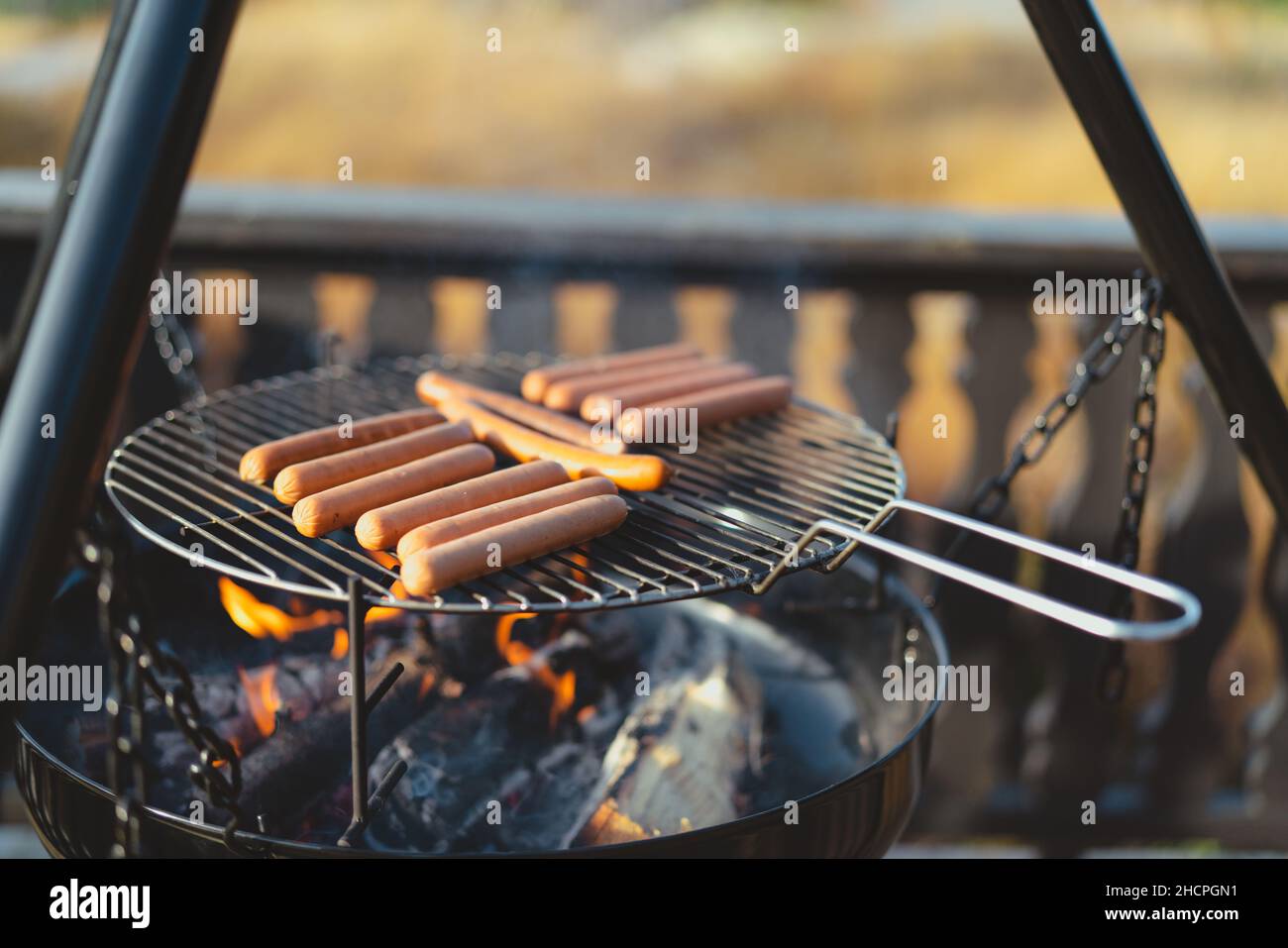 Selektive Aufnahme von Würsten auf einem Grill im Freien Stockfoto