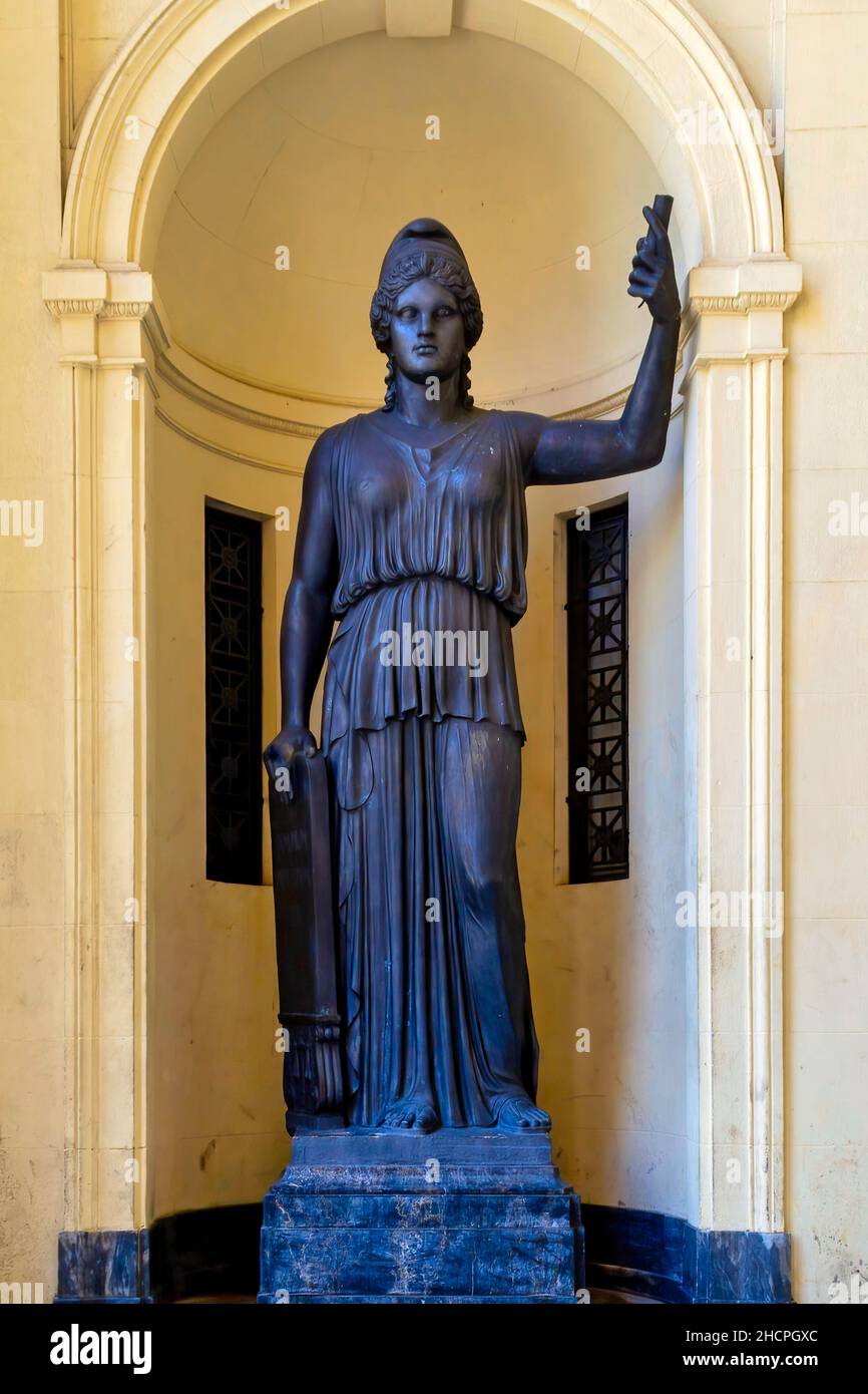 Eine große Statue mit weiblichem Abbild im Inneren des Tiradentes-Palastes, der ein berühmter Ort und Touristenattraktion in der Stadt ist.Dez. 31, 2021 Stockfoto
