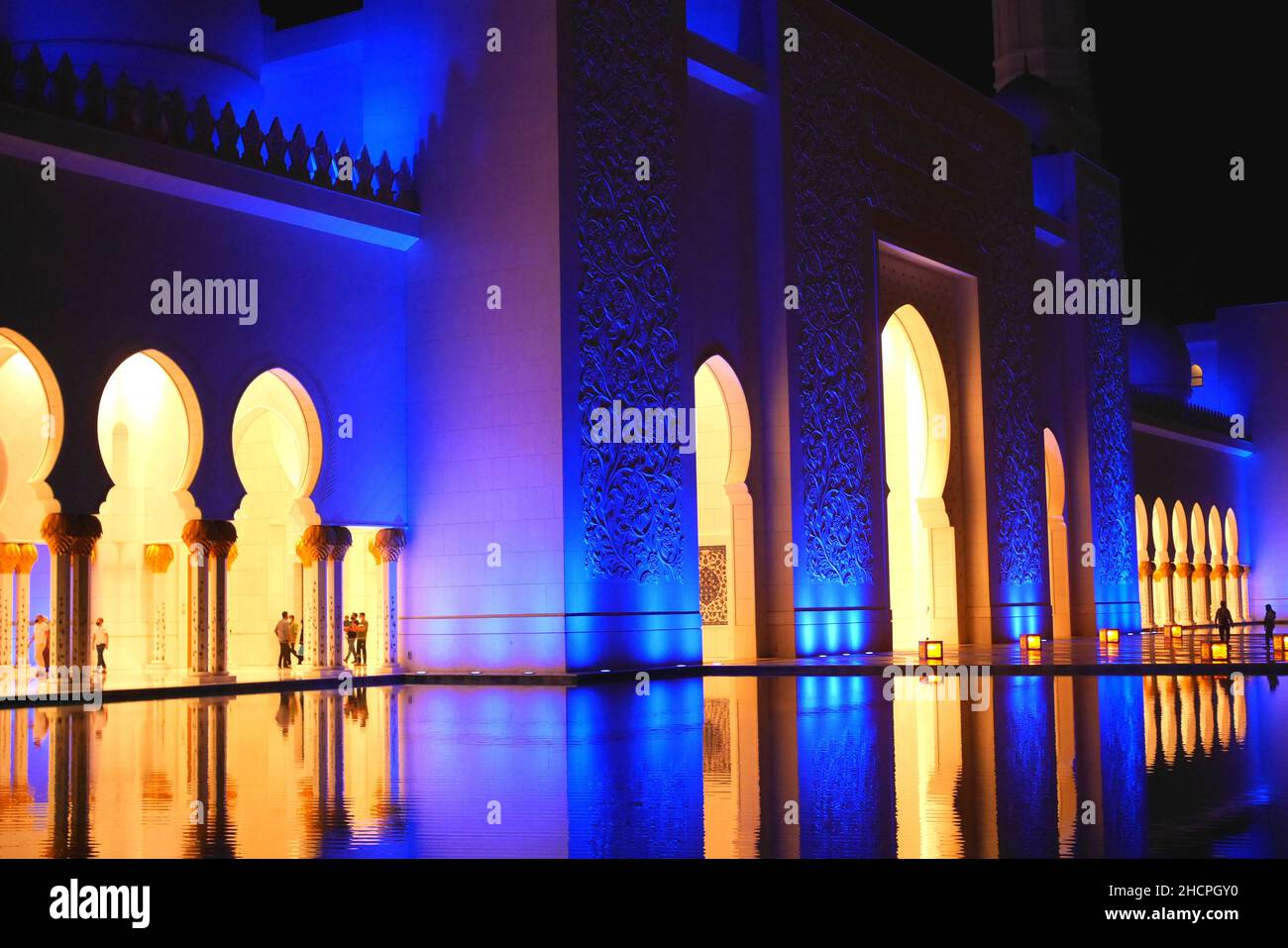 Scheich-Zayed-Moschee bei Nacht, Abu Dhabi, Vereinigte Arabische Emirate Stockfoto