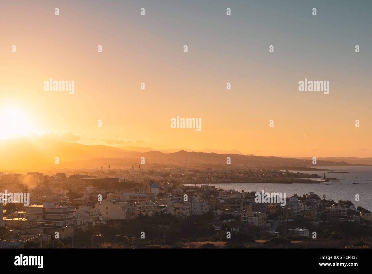 Wunderschöner Sonnenuntergang über der venezianischen Altstadt von Chania, Kreta Island - Griechenland Stockfoto