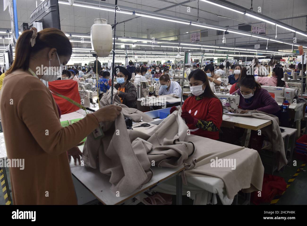 (211231) -- PHNOM PENH, 31. Dezember 2021 (Xinhua) -- Bekleidungsarbeiter machen am 17. Dezember 2021 in einer Fabrik in Phnom Penh, Kambodscha, Kleidung. Beamte und Experten sagten, dass Kambodscha große Hoffnung auf die Regionale umfassende Wirtschaftspartnerschaft (RCEP) und das Kambodscha-China-Freihandelsabkommen (CCFTA) gesetzt hat, um sein Wirtschaftswachstum in der Zeit nach der COVID-19-Pandemie anzukurbeln. Die beiden Freihandelsabkommen sollen am 1. Januar 2022 in Kraft treten. Enjoy Ho, stellvertretender Vorsitzender der Vereinigung der Bekleidungshersteller in Kambodscha, sagte, dass die beiden Abkommen eine bessere Entwicklung für die kambodschanischen Textil- und G-Unternehmen bewirken würden Stockfoto