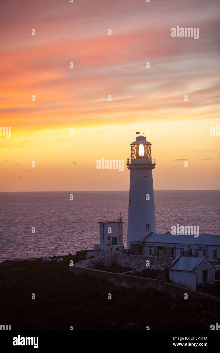 South Stack Lighthouse bei Sonnenuntergang, Holy Island, Anglesey, Wales Stockfoto